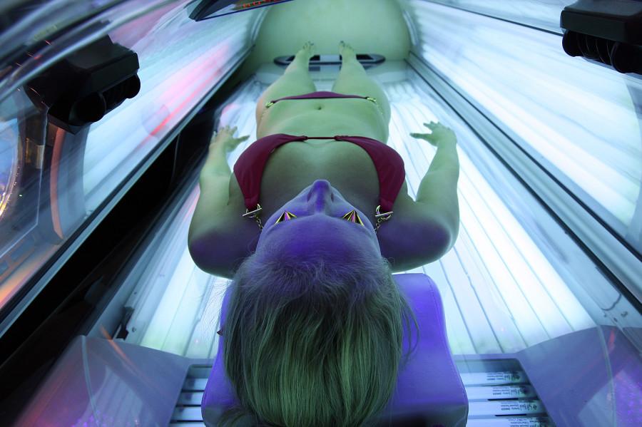 Use of tanning beds by teen girls worries health officials