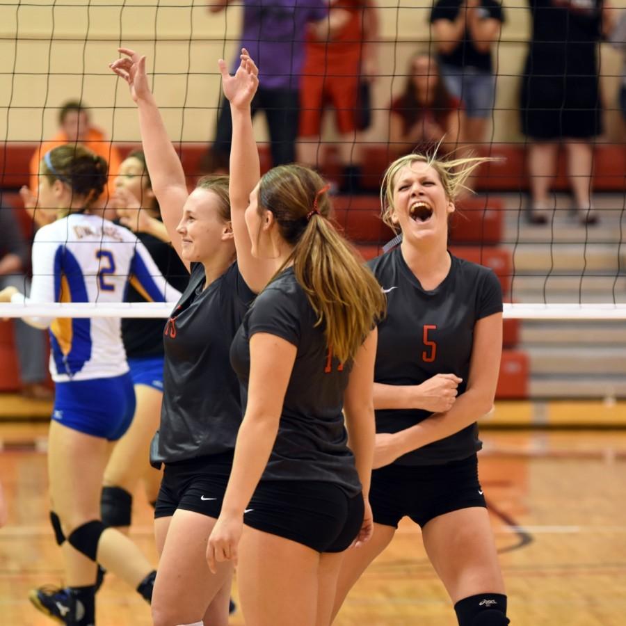 Hawks Advance In Playoffs After Thrilling Five Set Win Over Iowa Lakes; DMACC Next