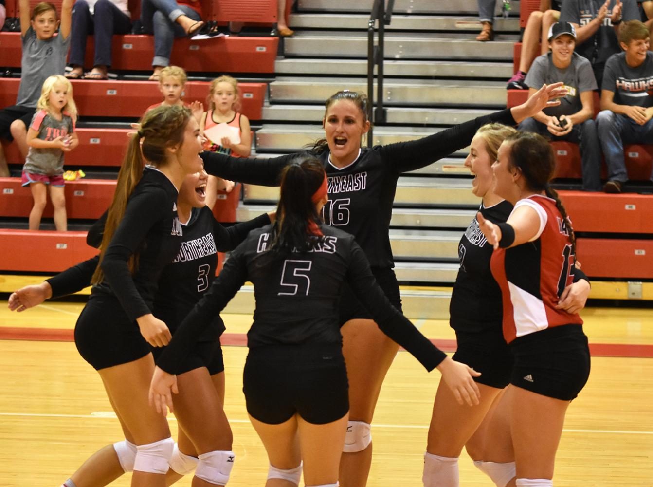 Hawks volleyball goes 1-1 in day one of Northeast tournament